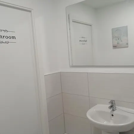 بيت شباب La Marina *